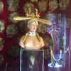 Работа Дали к выставке сюрреалистов: женский бюст с батоном на голове