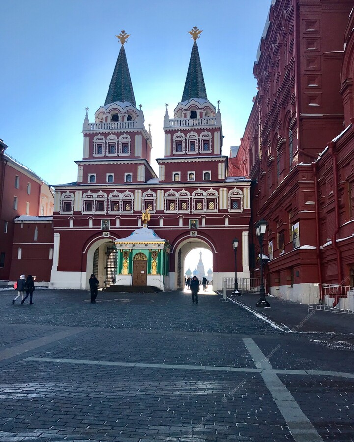 Вдоль кремлевской. Красный площадь Москва Лелин. Красная площадь сердце Москвы. Красная площадь обзорная экскурсия. Красная площадь Александровский сад.