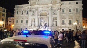 В Риме пьяные туристы лили алкоголь в фонтан Треви
