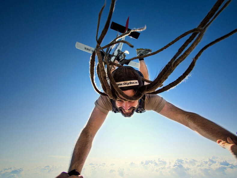Бокс, макияж и плавание: топ веселых и экстремальных фото во время прыжка с парашютом