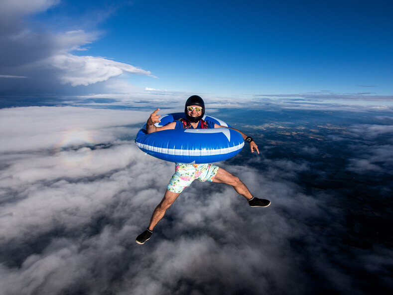 Бокс, макияж и плавание: топ веселых и экстремальных фото во время прыжка с парашютом