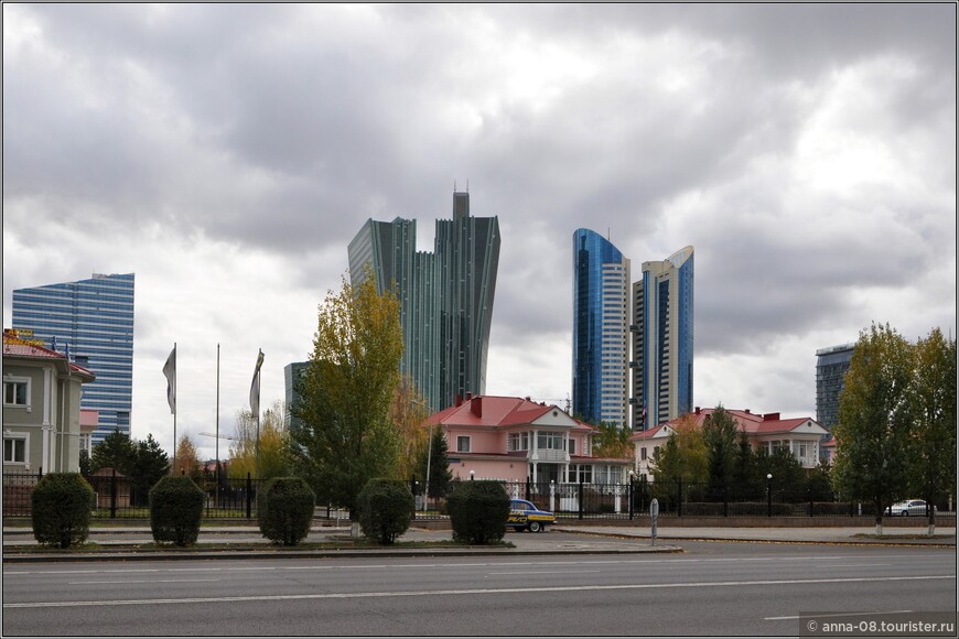 За дипломатическим кварталом одни из самых высоких зданий страны. Слева - «Изумрудный квартал» - 201 метр, справа - Башня КТЖ (Здание Казахстанских железных дорог) - 174 и 156 метров.
