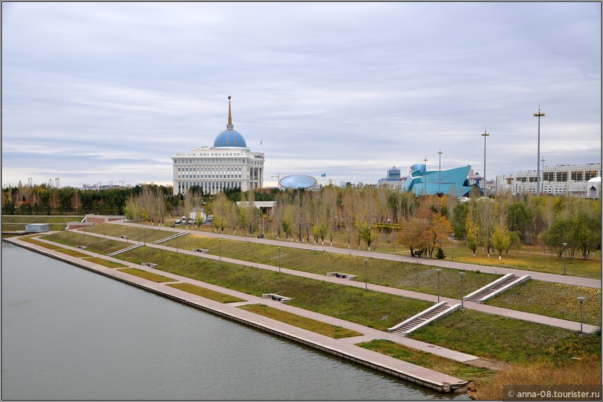 Резиденция президента РК, яркое здание - Концертный зал «Казахстан». Круглое здание вдали - Библиотека Первого президента РК, еще одно произведение Нормана Фостера. 