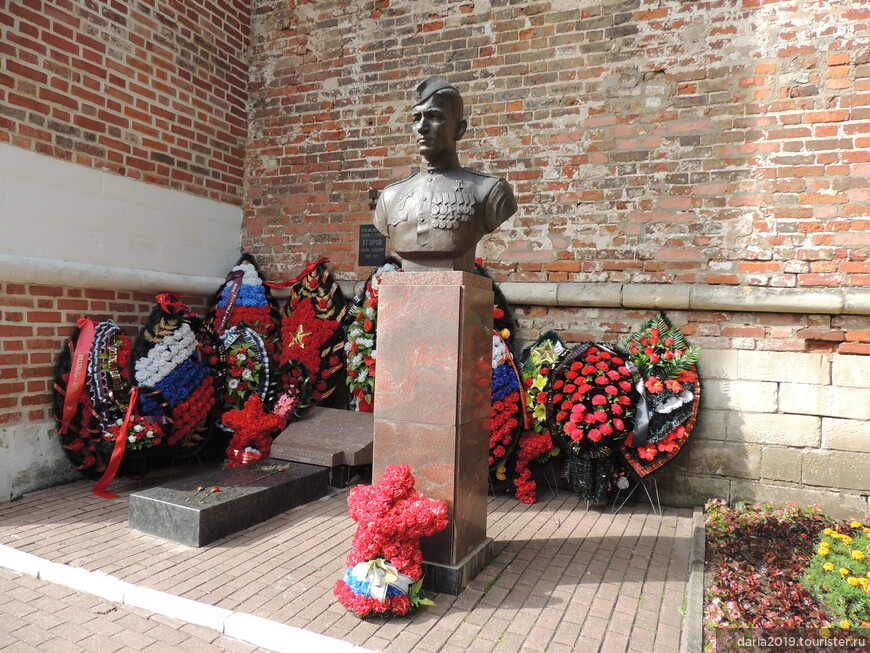 Бюст  Герою Советского Союза Михаилу Алексеевичу Егорову (годы жизни - 1923-1975 гг). Здесь находится и его могила.