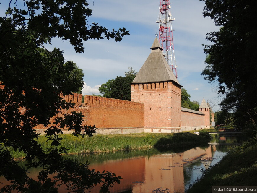 Башни -  Копытенские ворота (ближе к нам на фото), Бублейка, Громовая (дальше от нас).