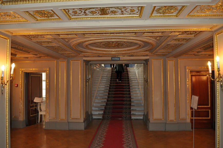 Лестница, ведущая в аванзал Домашнего театра