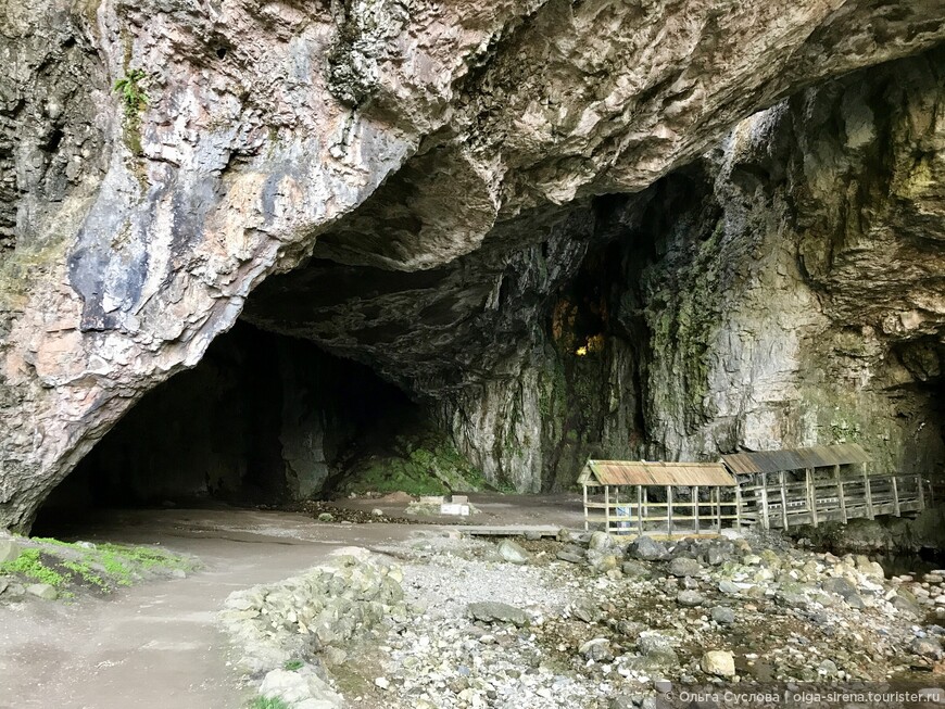 Вход в пещеру и мостки, ведущие к подземному озеру