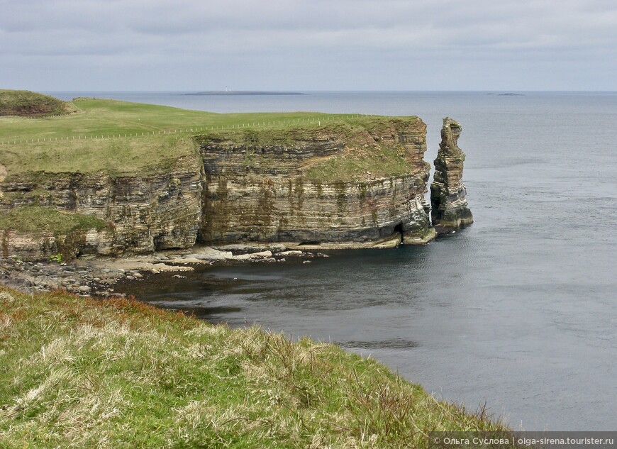 Морской стек (sea stack) - это отдельно стоящая скала, чаще всего в форме конуса или колонны. В Шотландии такие скалы еще называют old man