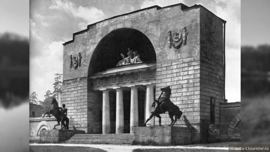 Это довоенный снимок Музыкального павильона с конями Клодта. 