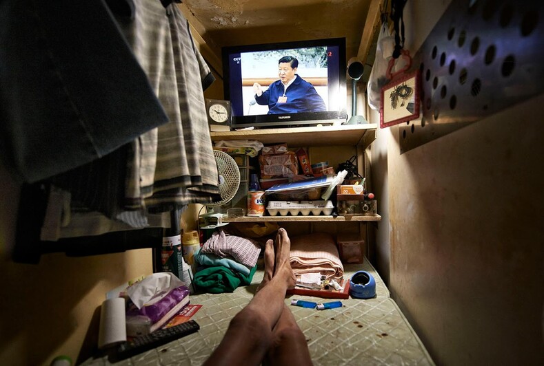 Квартиры-гробы: шокирующие фото о том, как в Гонконге люди живут в грязных «клетках»