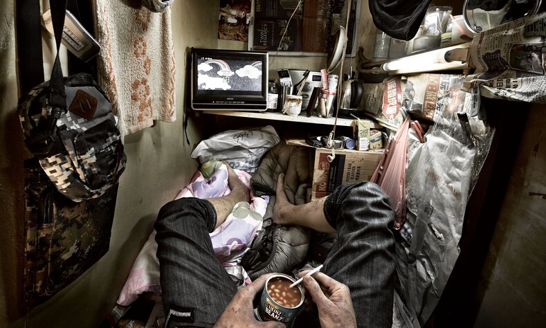 Квартиры-гробы: шокирующие фото о том, как в Гонконге люди живут в грязных «клетках»