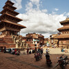 Одна из площадей Бхактапура, слева самый высокий храм Пагода Ньятапола