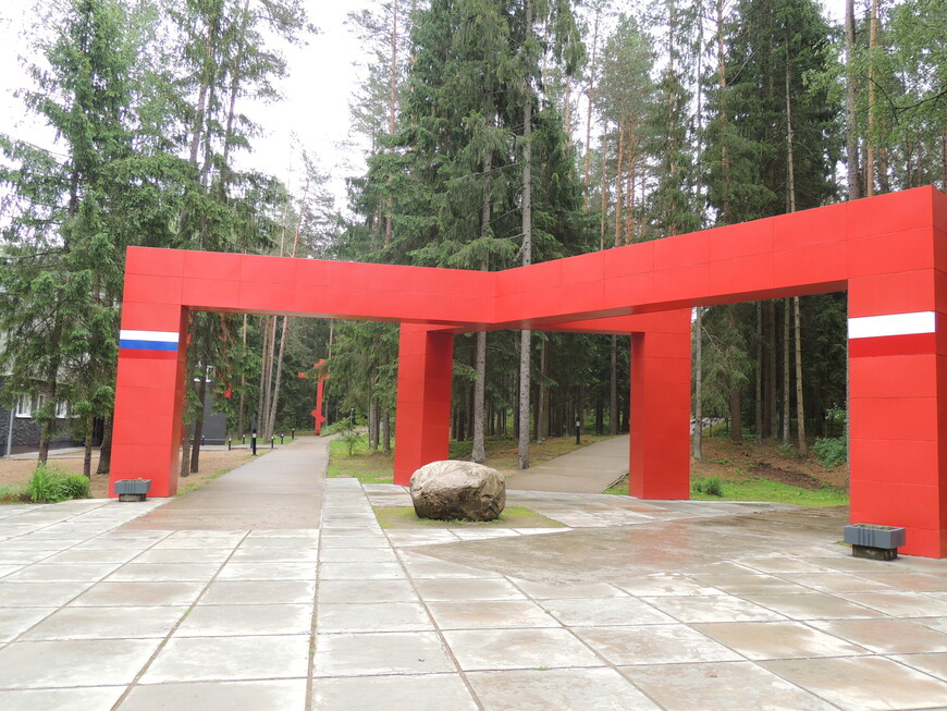 Мемориальный комплекс делится на две части - российскую и польскую.