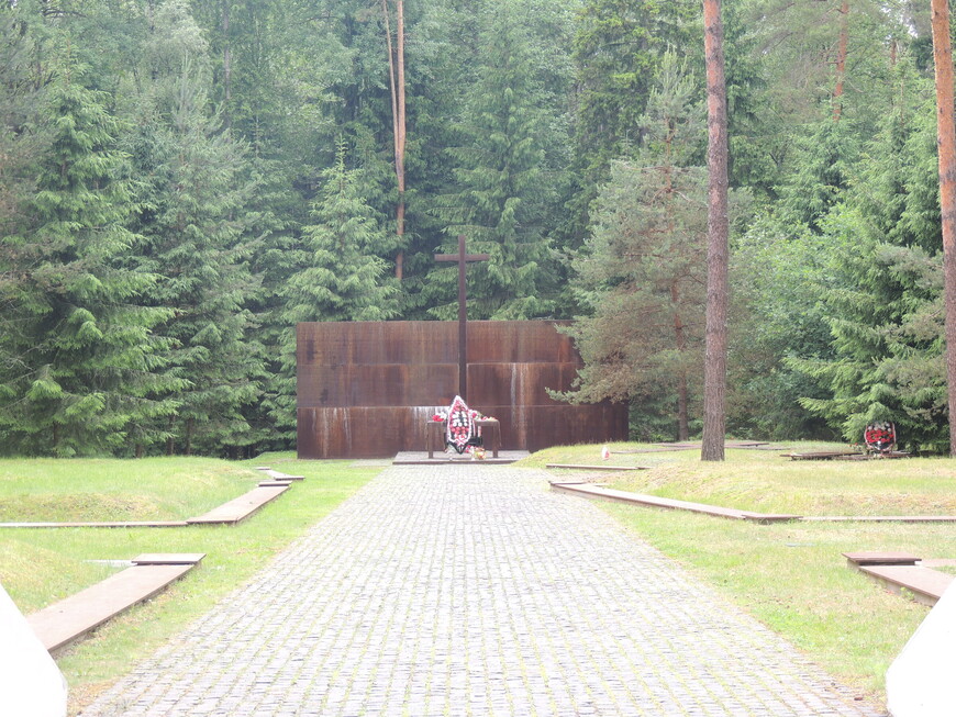 Польское военное кладбище в Катыни было построено в 1999-2000 гг.