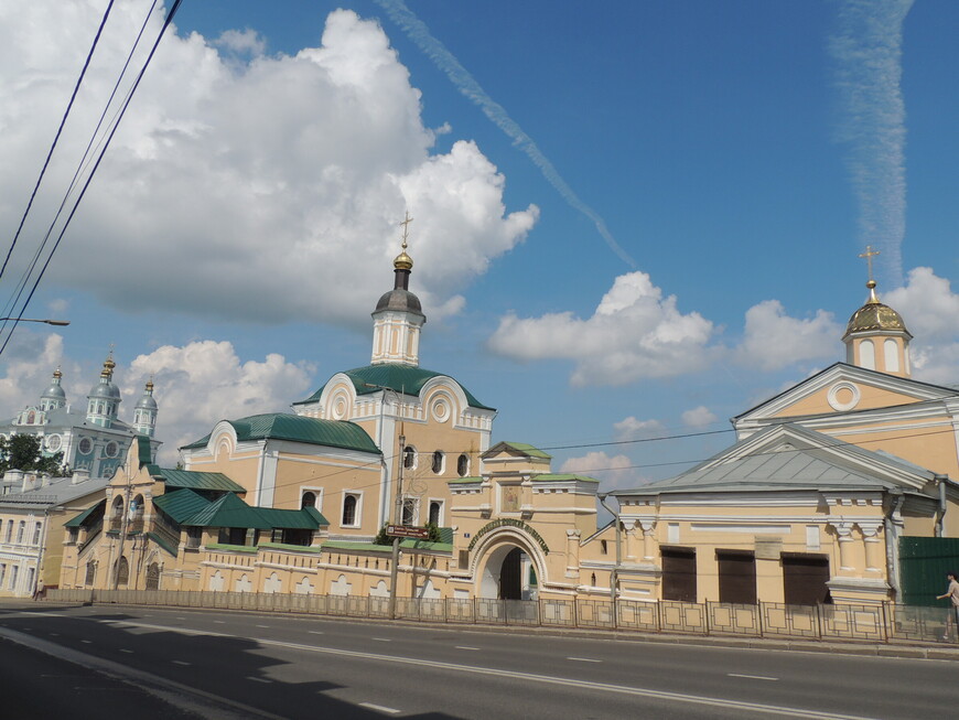Прекрасный вид на Свято-Троицкий монастырь. Слева - Троицкий собор, справа -  Анна-Зачатьевская церковь.