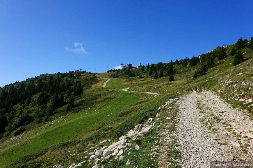 Кресельный подъёмник на Монте Бальдо, начинающийся с другой стороны горной гряды.