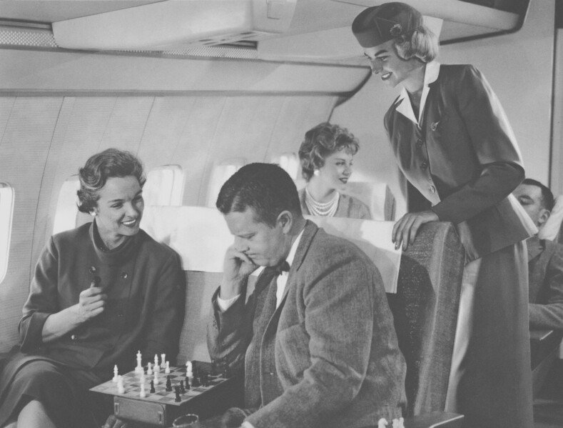 Как вели себя авиапассажиры в прошлом веке: фото о чертовски смелых полетах десятилетия назад