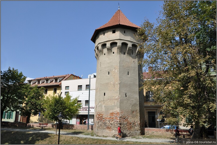 Башня Аркебузников (Turnul Archebuzierilor) (1357-1366 гг.). Башню перестраивали и наращивали, сейчас ее высота 20,75 метров. Менялось и ее название, позже она стала Башней такачей, так как была в ведении этой гильдии.