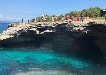 На Бали туристов просят не посещать скалу «Слезы Дьявола»