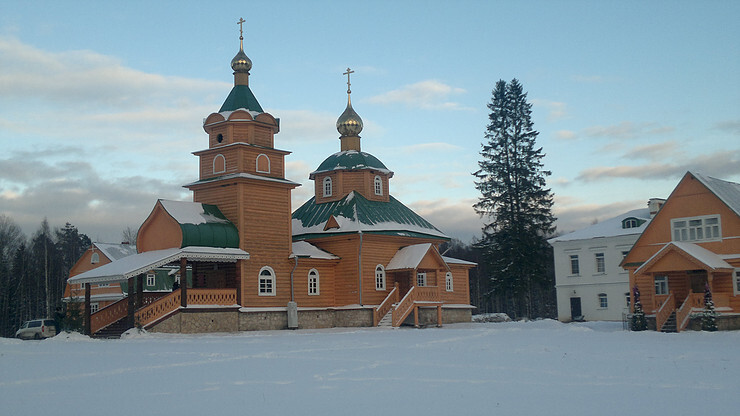 Храм в честь святых Царственных мучеников (2005 год).