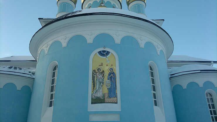 Икона на храме - Архангел Гавриил и Пресвятая Богородица, матерь Божия Мария.
