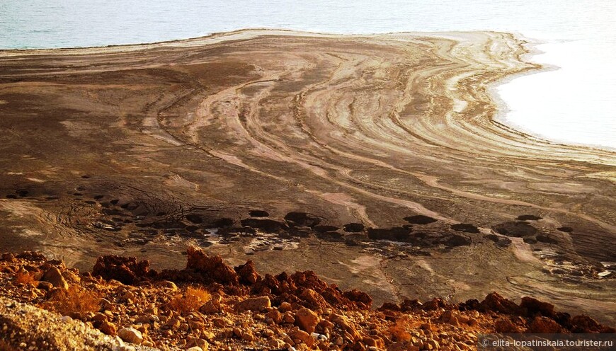 Многочисленные провалы (sinkholes) на израильской стороне Мёртвого моря. Снимок с сайта https://www.nrdc.org