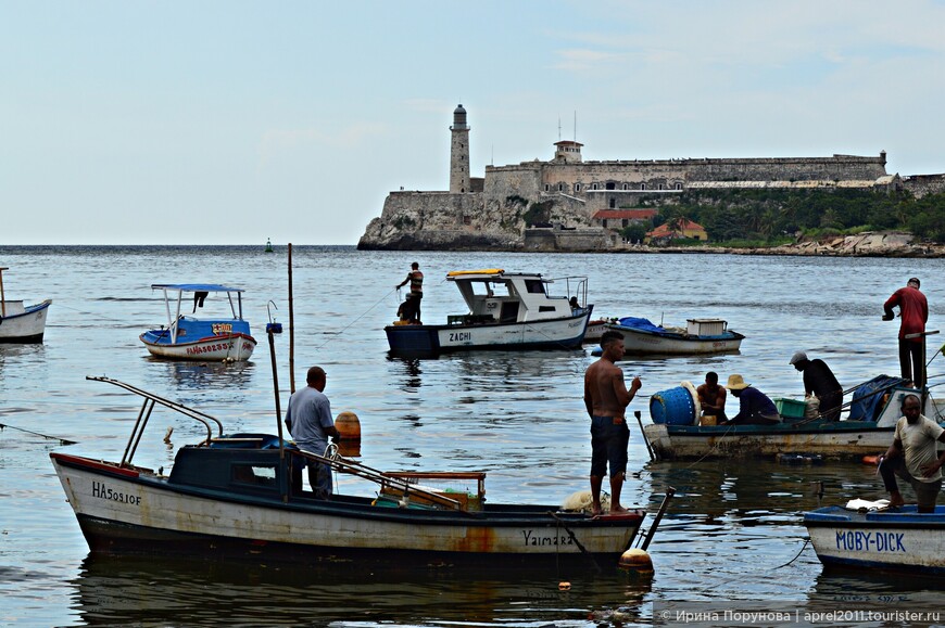 Рыбаки в бухте Гаваны и одна из крепостей