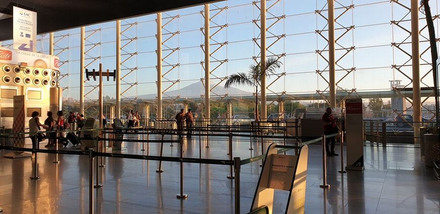 Вид на Этну из здания аэровокзала