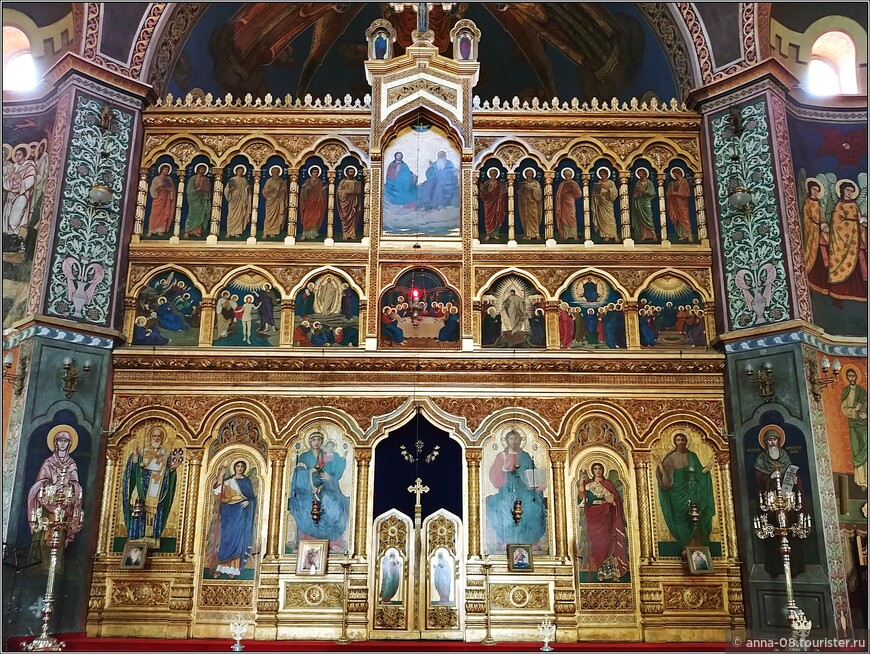 Иконостас собора выполнен из позолоченного резного дерева. 