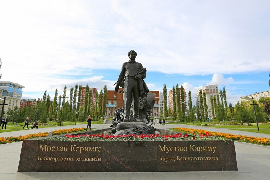 Памятник поэту Мустаю Кариму в сквере