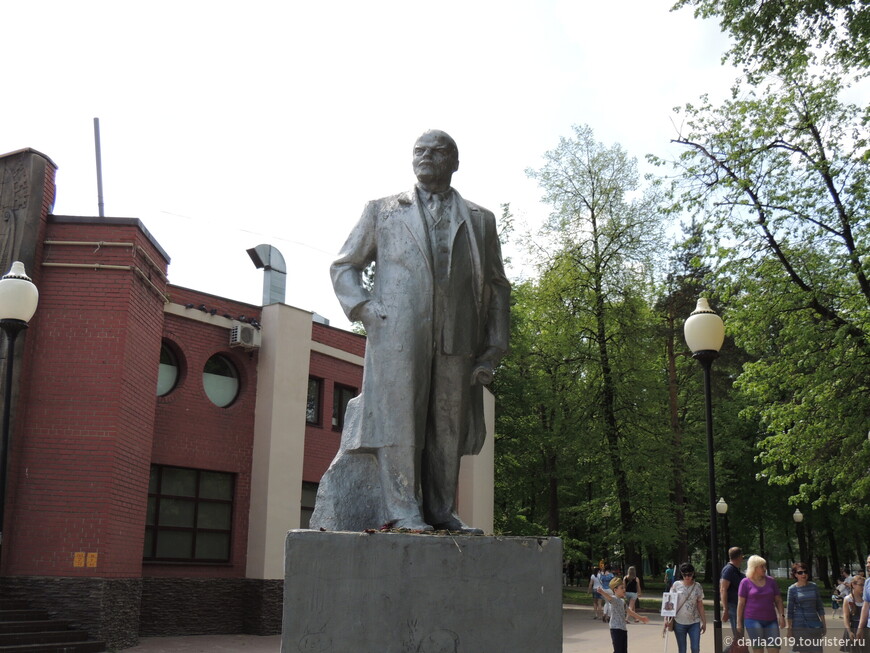 Памятник В.И.Ленину при входе в парк Железнодорожников. 