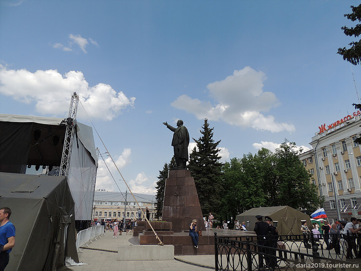 Памятник В.И.Ленину на площади Ленина. 