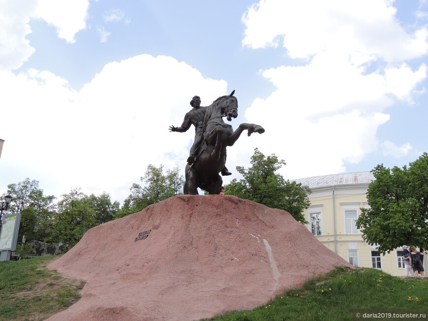 Памятник Евпатию Коловарту на Почтовой площади. Рязань. 