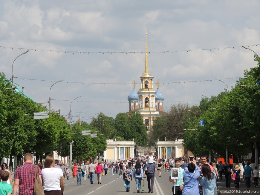 Вид с Соборной улицы на Рязанский Кремль. Вход на территорию главной достопримечательности Рязани через Триумфальные ворота. 