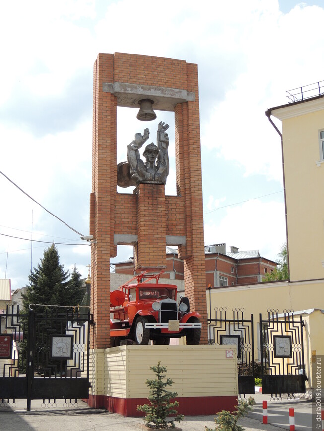 Памятник Пожарным рядом с Главным Управлением МЧС. 