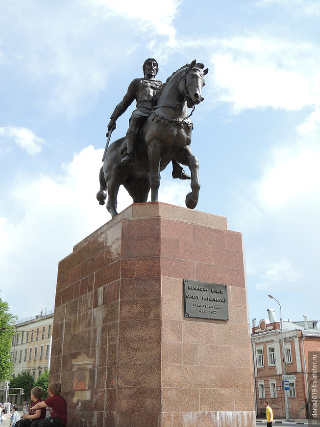 Памятник великому князю Олегу Рязанскому, правившему на Рязанской земле 52 года. 