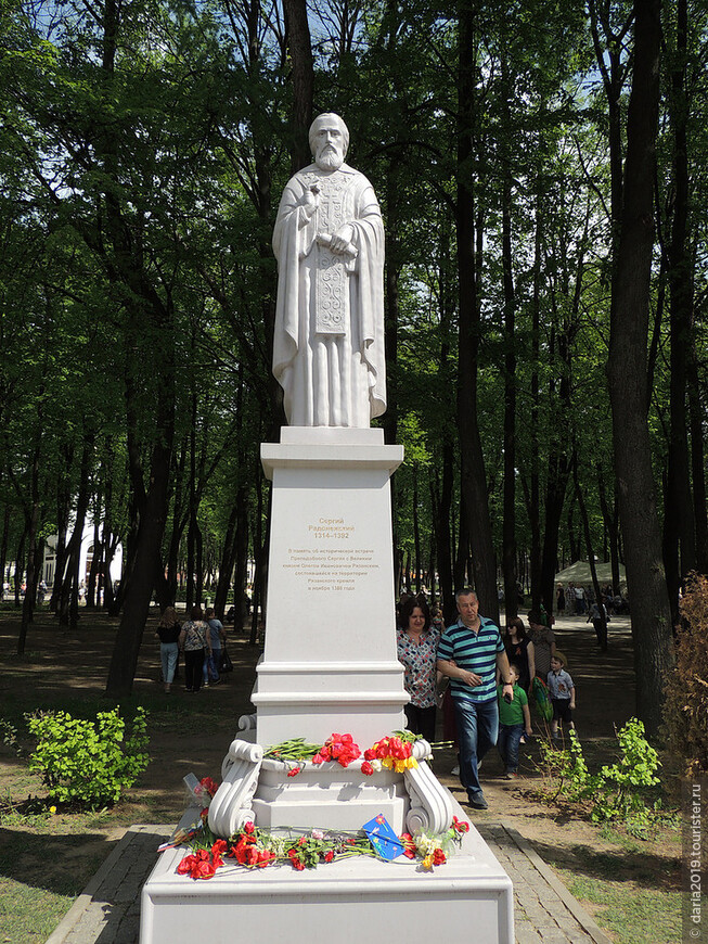 Памятник великому святому Сергию Радонежскому. 