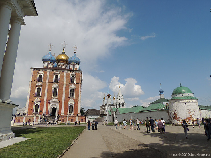 Площадь Рязанского Кремля. Вид на Успенский Собор.