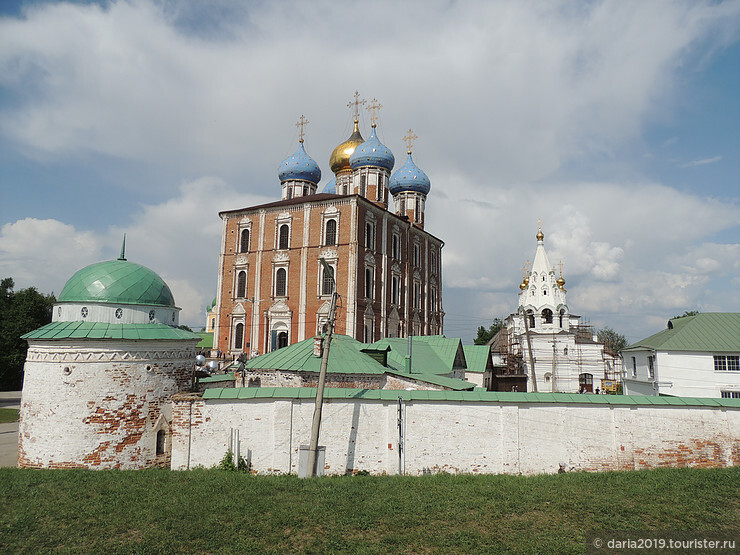 Ограда Спасо-Преображенского монастыря и Успенский собор. 