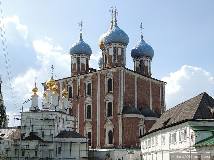 Вид на Богоявленскую церковь (Спасо-Преображенский мужской монастырь) и Успенский собор.