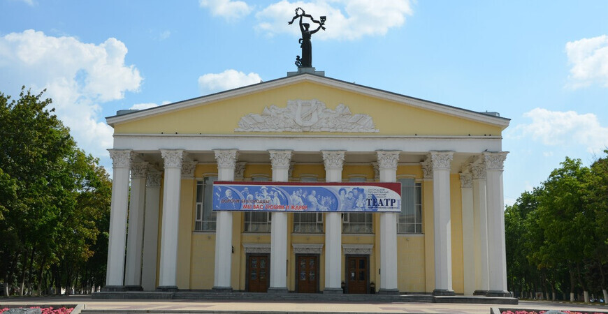 Сайт театра щепкина. Белгородский драматический театр имени м. с. Щепкина Белгород. Щепкинский театр Белгород. Зал театра Щепкина Белгород.