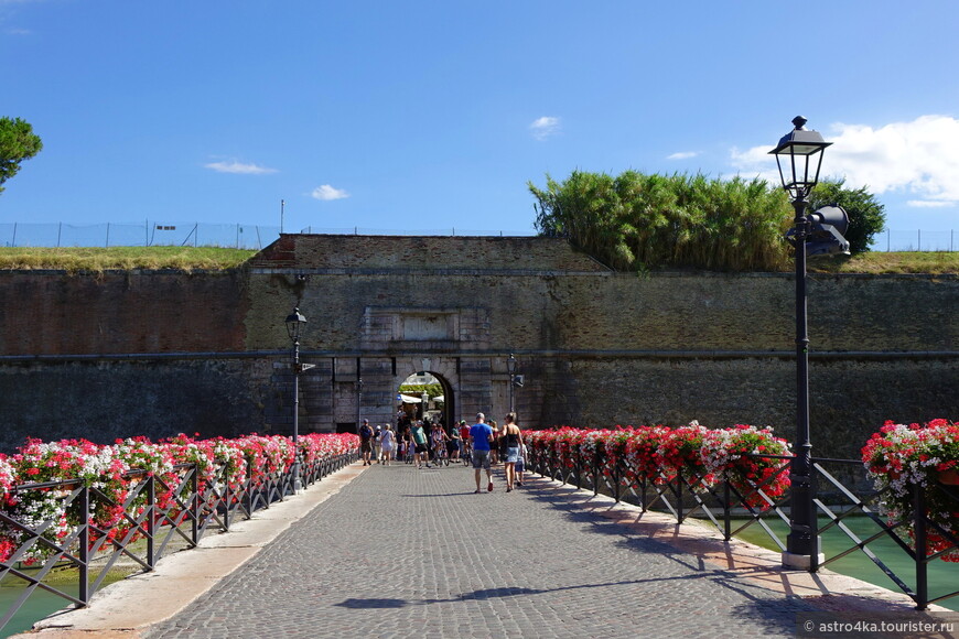 Старинные ворота Порта Верона, служат главным входом в Старый город и являются символом города.