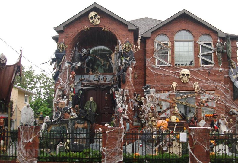11 фото настоящего Хэллоуина: как американцы украшали свои дома к празднику