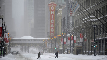 Из-за сильного снегопада в Чикаго отменено 900 авиарейсов 