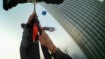 В Южной Корее арестовали россиян за прыжок с парашютом с небоскреба 
