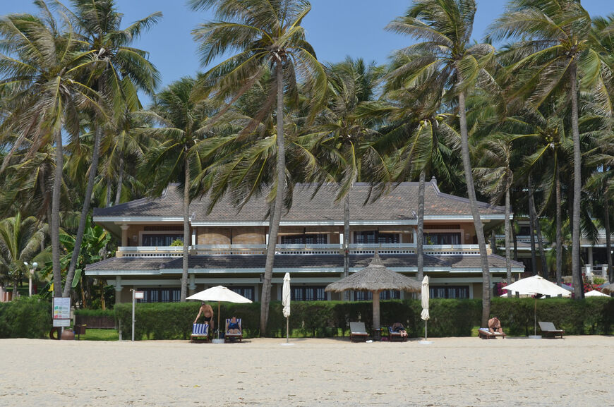 Шезлонги на вьетнамском пляже