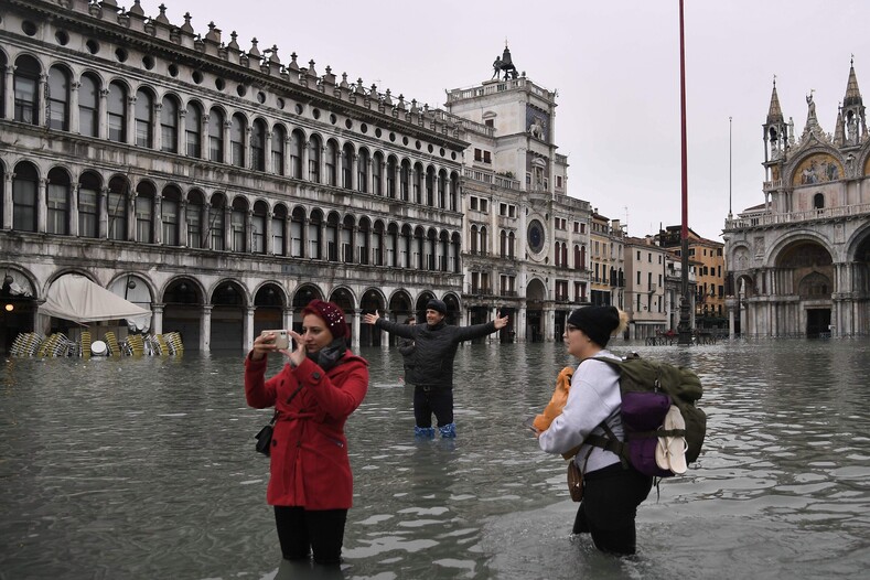 Режим ЧС, жертвы и затопленные дома: фото о том, как в Венеции переживают самое сильное наводнение за последние полвека