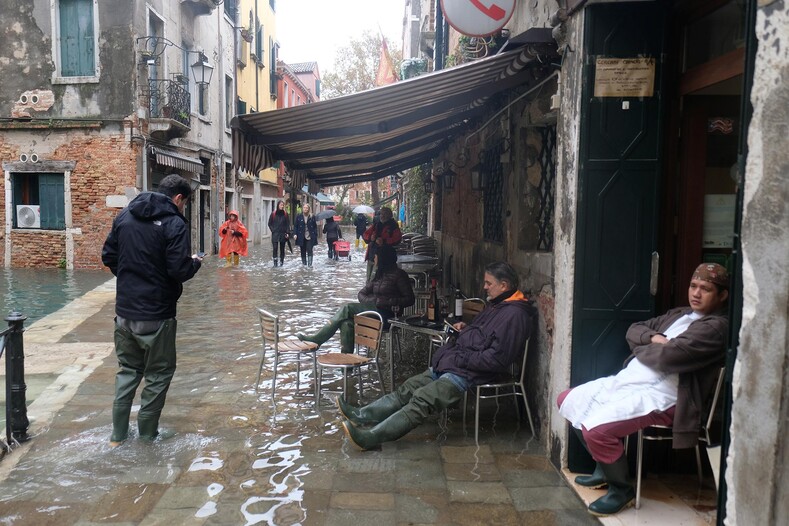 Режим ЧС, жертвы и затопленные дома: фото о том, как в Венеции переживают самое сильное наводнение за последние полвека