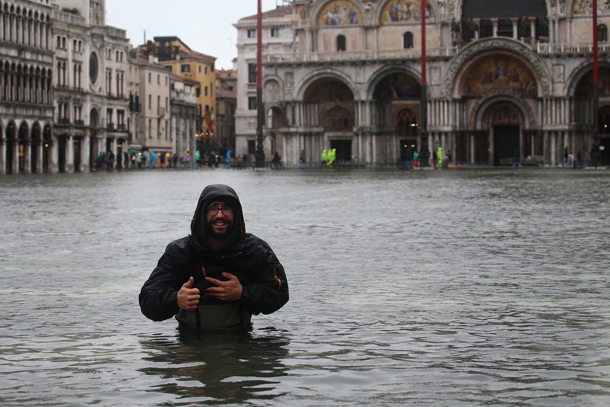 Почему венеция на воде. Площадь Сан Марко в Венеции затопило. Наводнение в Венеции 2019. Площадь Святого марка Венеция подтопление. Венеция наводнение 2020.