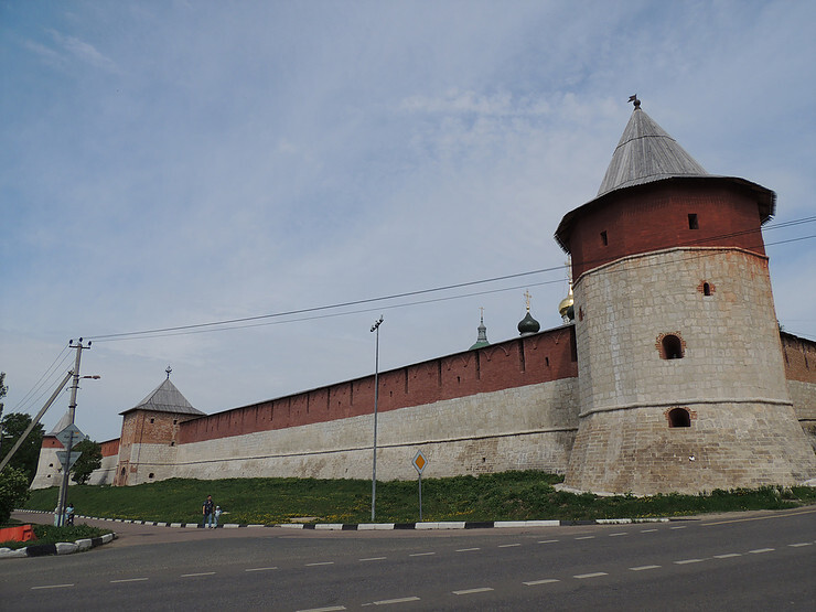 Слева-направо: Тайницкая юго-западная башня, Спасские ворота, Наугольная казённая юго-восточная башня. Зарайский Кремль.